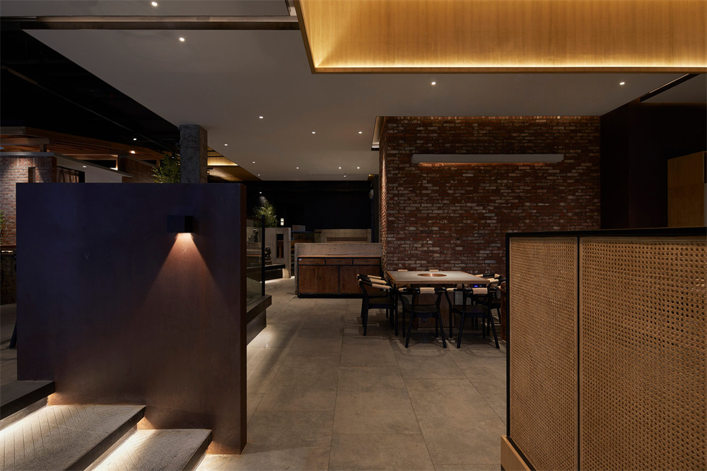 鄭州金博大推薦重慶本土老火鍋店裝修設(shè)計(jì)案例(圖4) 鄭州金博大推薦重慶本土老火鍋店裝修設(shè)計(jì)案例(圖4)