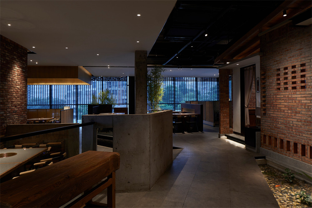 鄭州金博大推薦重慶本土老火鍋店裝修設(shè)計(jì)案例(圖8) 鄭州金博大推薦重慶本土老火鍋店裝修設(shè)計(jì)案例(圖8)