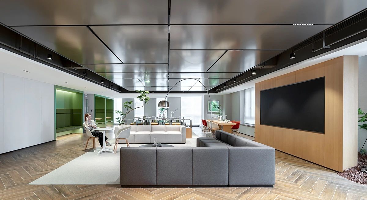 綠色開放的上市公司社區(qū)型辦公室裝修設(shè)計案例(圖4) 綠色開放的上市公司社區(qū)型辦公室裝修設(shè)計案例(圖4)