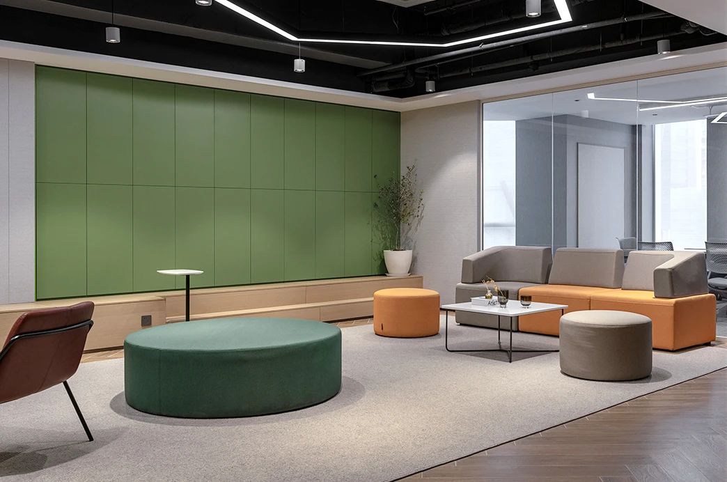 綠色開放的上市公司社區(qū)型辦公室裝修設(shè)計案例(圖6) 綠色開放的上市公司社區(qū)型辦公室裝修設(shè)計案例(圖6)