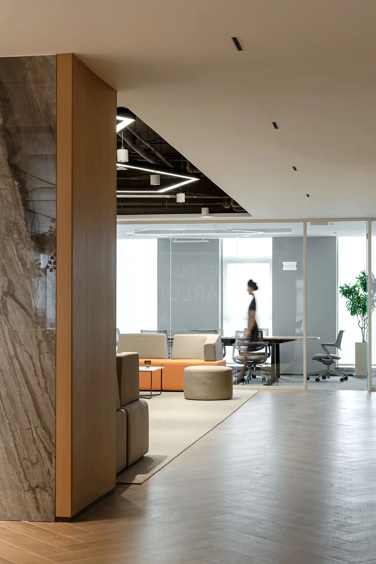 綠色開放的上市公司社區(qū)型辦公室裝修設(shè)計案例(圖7) 綠色開放的上市公司社區(qū)型辦公室裝修設(shè)計案例(圖7)