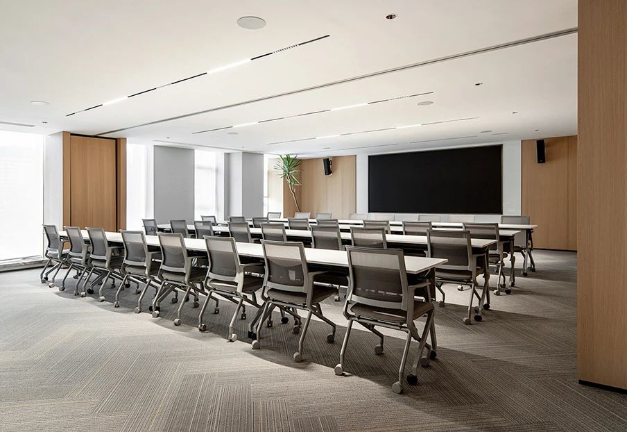 綠色開放的上市公司社區(qū)型辦公室裝修設(shè)計案例(圖10) 綠色開放的上市公司社區(qū)型辦公室裝修設(shè)計案例(圖10)