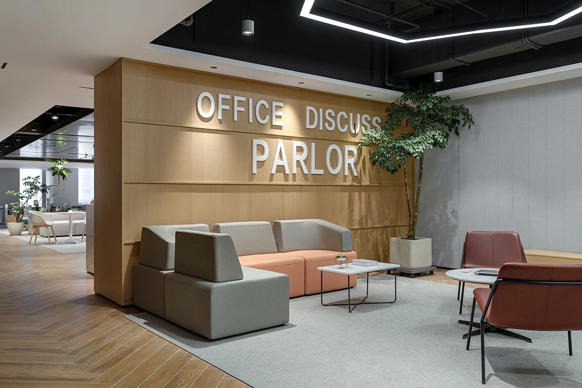 綠色開放的上市公司社區(qū)型辦公室裝修設(shè)計案例(圖8) 綠色開放的上市公司社區(qū)型辦公室裝修設(shè)計案例(圖8)