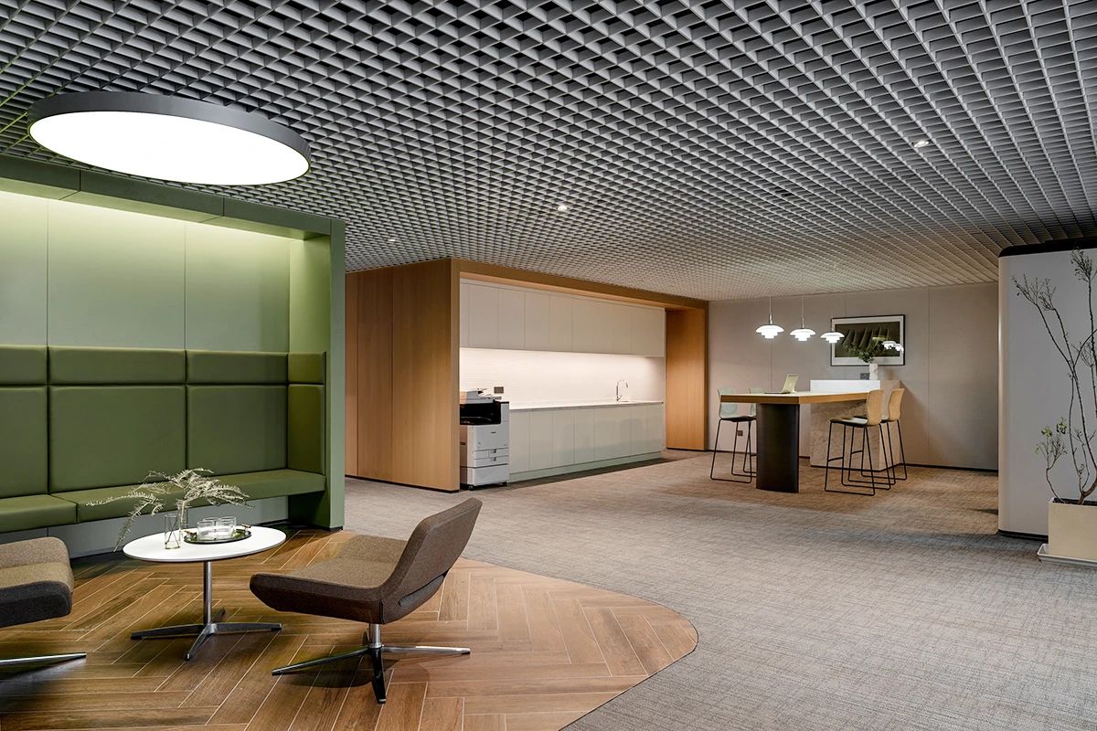 綠色開放的上市公司社區(qū)型辦公室裝修設(shè)計案例(圖12) 綠色開放的上市公司社區(qū)型辦公室裝修設(shè)計案例(圖12)