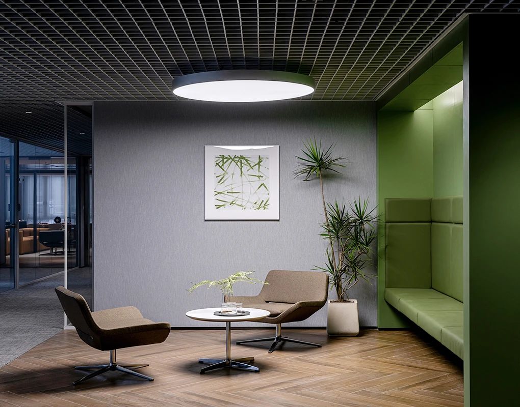 綠色開放的上市公司社區(qū)型辦公室裝修設(shè)計案例(圖14) 綠色開放的上市公司社區(qū)型辦公室裝修設(shè)計案例(圖14)