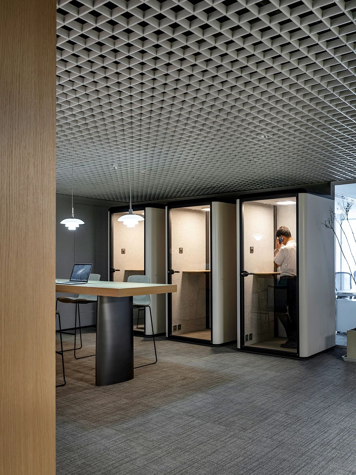 綠色開放的上市公司社區(qū)型辦公室裝修設(shè)計案例(圖13) 綠色開放的上市公司社區(qū)型辦公室裝修設(shè)計案例(圖13)