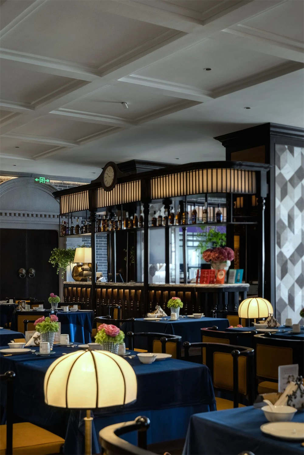 摩登雅致的上海本幫菜餐廳裝修設(shè)計(jì)(圖2) 摩登雅致的上海本幫菜餐廳裝修設(shè)計(jì)(圖2)