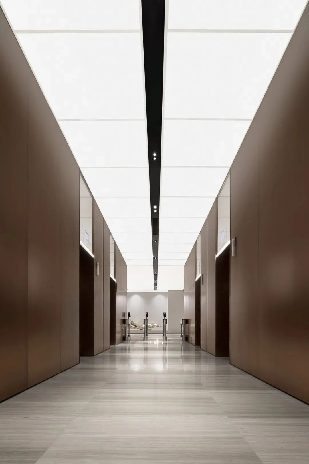 11000㎡金融企業(yè)商務(wù)辦公樓裝修設(shè)計(jì)案例(圖8) 11000㎡金融企業(yè)商務(wù)辦公樓裝修設(shè)計(jì)案例(圖8)