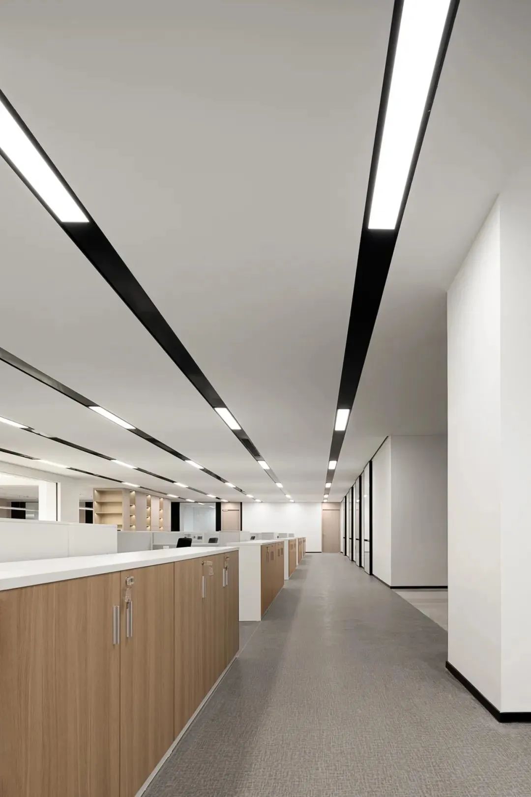 11000㎡金融企業(yè)商務(wù)辦公樓裝修設(shè)計(jì)案例(圖13) 11000㎡金融企業(yè)商務(wù)辦公樓裝修設(shè)計(jì)案例(圖13)