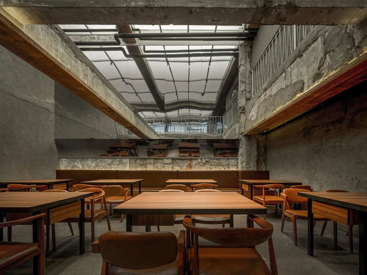 一燒一烤廢墟工業(yè)風(fēng)東北特色燒烤店裝修設(shè)計方案(圖4) 一燒一烤廢墟工業(yè)風(fēng)東北特色燒烤店裝修設(shè)計方案(圖4)