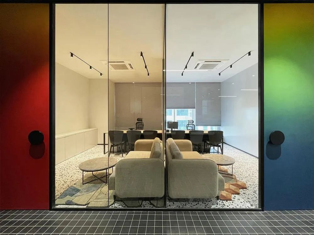 鄭州金博大分享時尚炫彩IT科技公司辦公室裝修案例(圖6) 鄭州金博大分享時尚炫彩IT科技公司辦公室裝修案例(圖6)