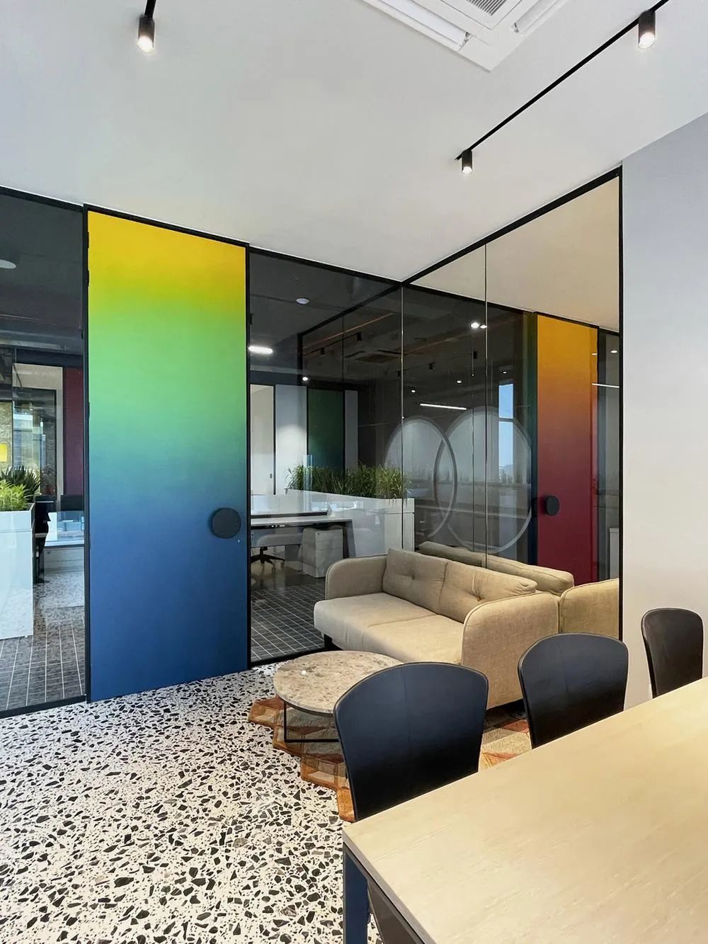 鄭州金博大分享時尚炫彩IT科技公司辦公室裝修案例(圖8) 鄭州金博大分享時尚炫彩IT科技公司辦公室裝修案例(圖8)