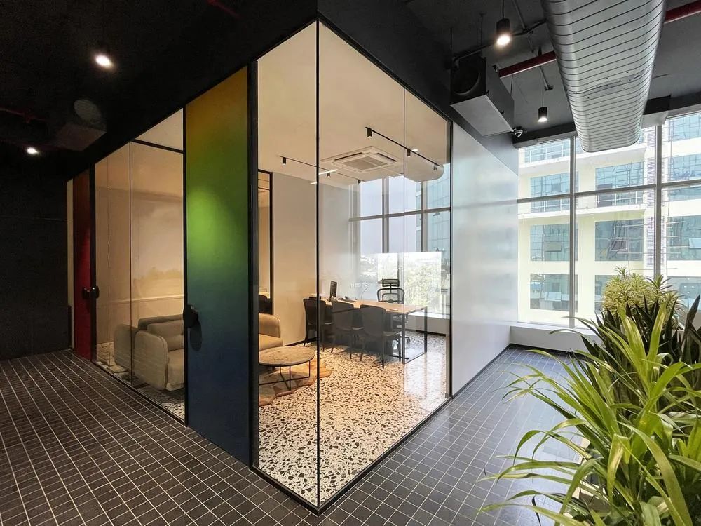 鄭州金博大分享時尚炫彩IT科技公司辦公室裝修案例(圖7) 鄭州金博大分享時尚炫彩IT科技公司辦公室裝修案例(圖7)