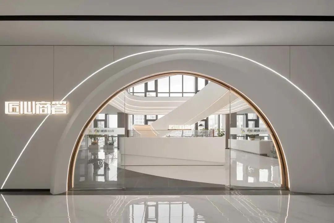 甲級寫字樓匠心商管高端企業(yè)辦公室裝修設(shè)計(jì)(圖1) 甲級寫字樓匠心商管高端企業(yè)辦公室裝修設(shè)計(jì)(圖1)