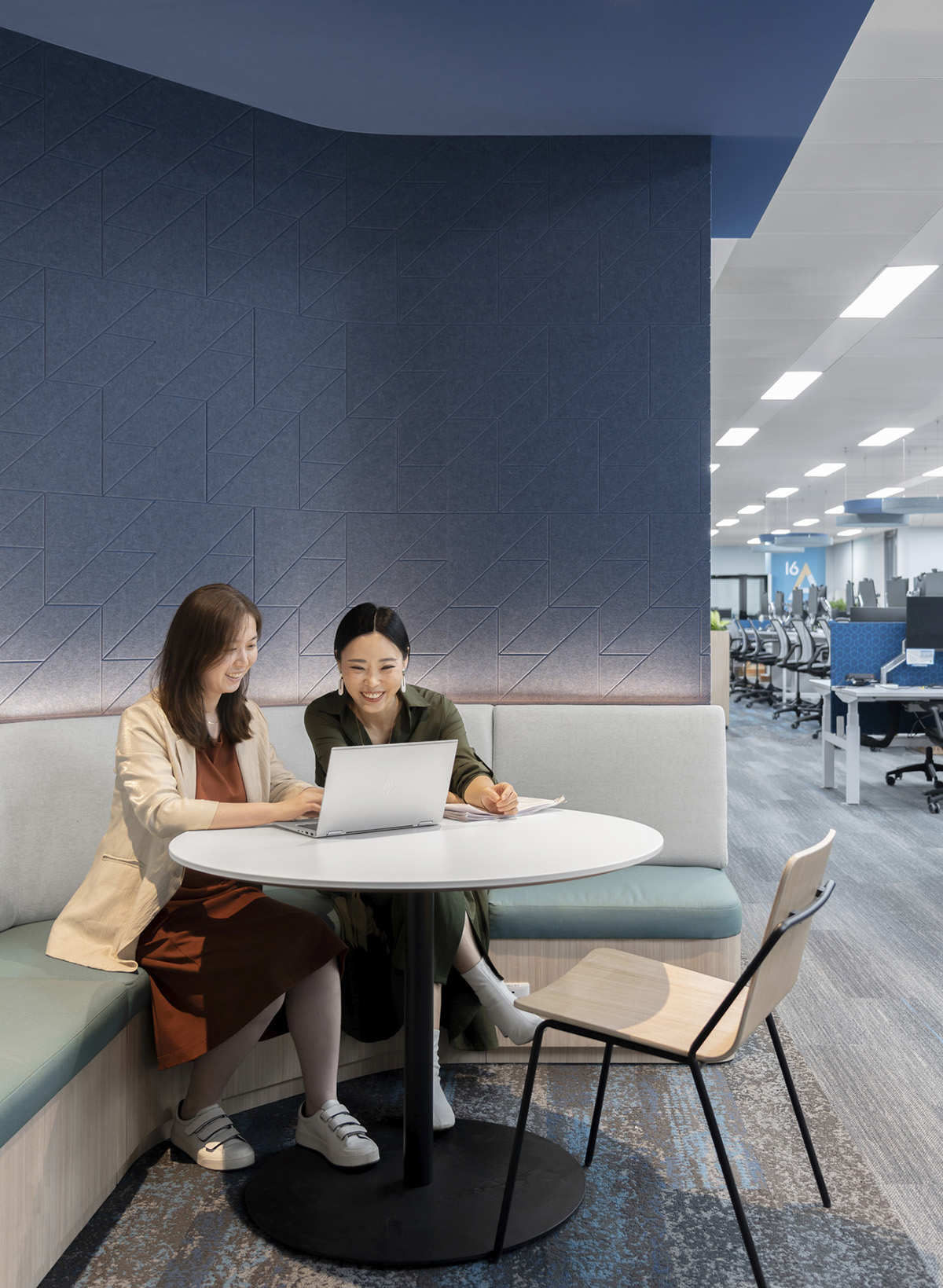 多元、包容的渣打銀行上?？偛哭k公室裝修設(shè)計(圖12)