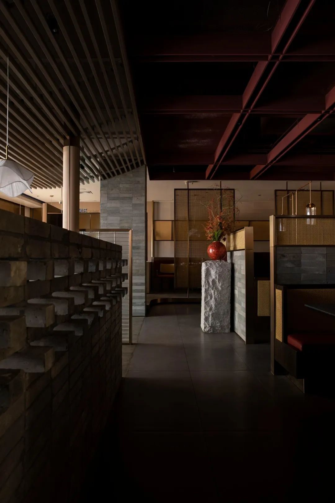 鄭州餐飲設(shè)計(jì)推薦悅芙蓉新派川菜餐廳裝修案例(圖5) 鄭州餐飲設(shè)計(jì)推薦悅芙蓉新派川菜餐廳裝修案例(圖5)