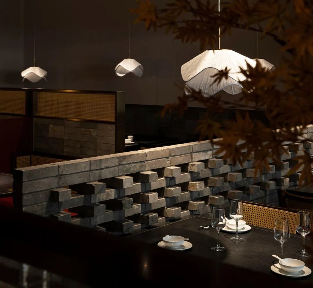 鄭州餐飲設(shè)計(jì)推薦悅芙蓉新派川菜餐廳裝修案例(圖7) 鄭州餐飲設(shè)計(jì)推薦悅芙蓉新派川菜餐廳裝修案例(圖7)