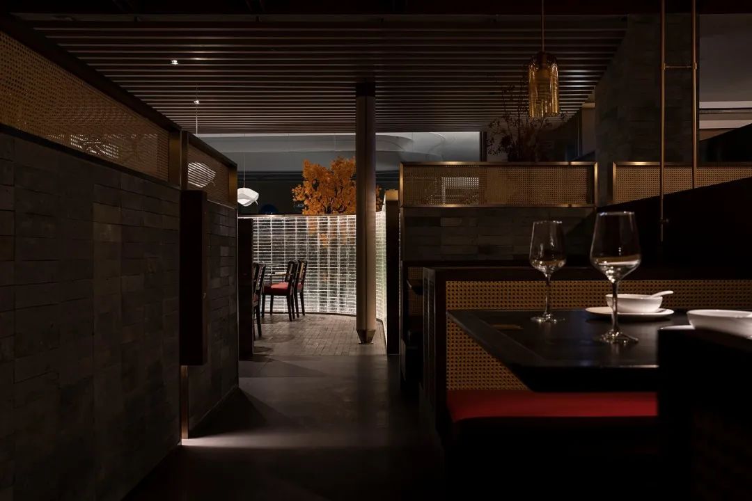 鄭州餐飲設(shè)計(jì)推薦悅芙蓉新派川菜餐廳裝修案例(圖11) 鄭州餐飲設(shè)計(jì)推薦悅芙蓉新派川菜餐廳裝修案例(圖11)