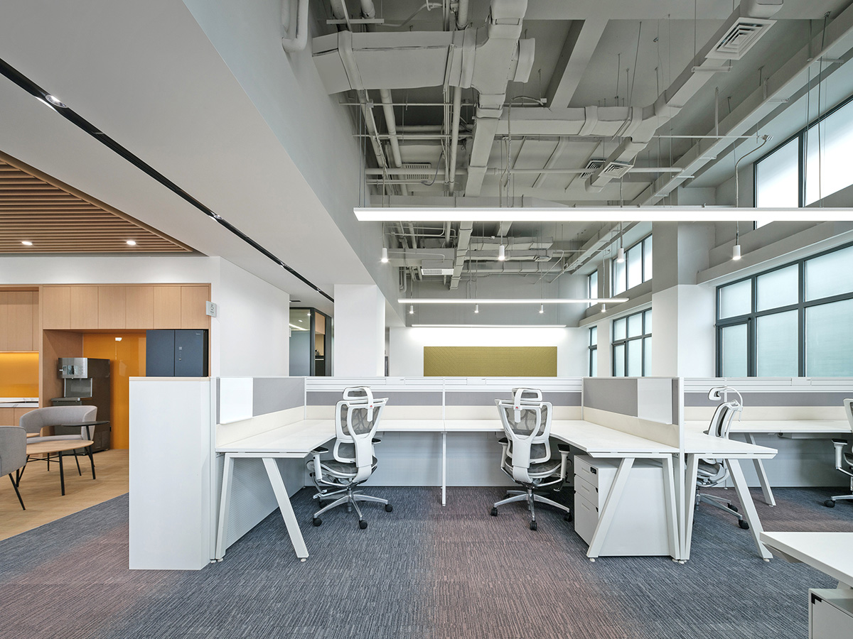 鄭州金博大推薦華為海思東升科技園辦公室裝修設(shè)計(圖6) 鄭州金博大推薦華為海思東升科技園辦公室裝修設(shè)計(圖6)