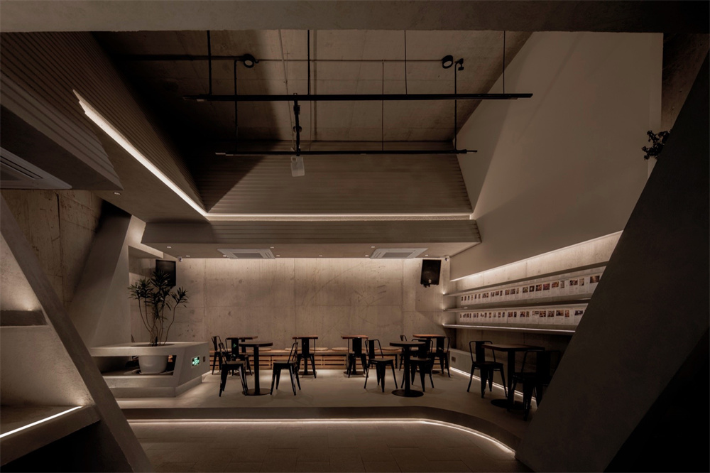 專為年輕人打造的跳海酒館裝修設(shè)計(jì)案例(圖3) 專為年輕人打造的跳海酒館裝修設(shè)計(jì)案例(圖3)