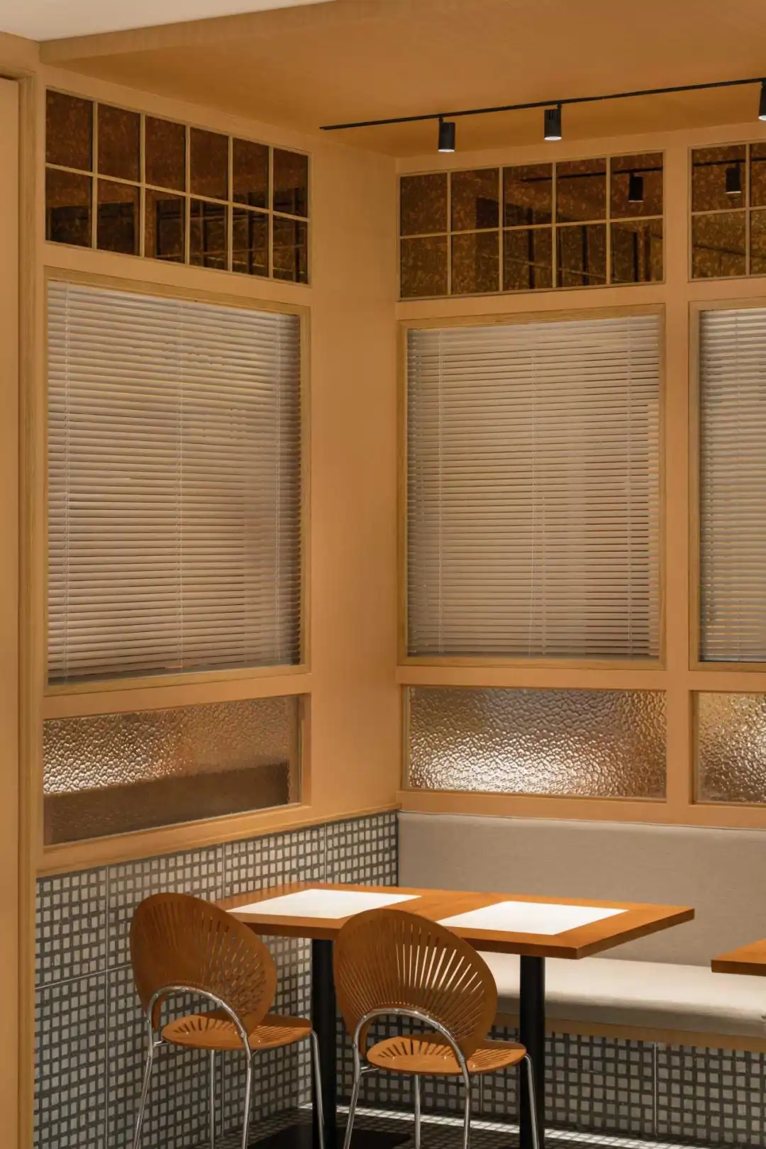 打破傳統(tǒng) 溫暖清新的港久茶餐廳裝修設(shè)計方案(圖9) 打破傳統(tǒng) 溫暖清新的港久茶餐廳裝修設(shè)計方案(圖9)