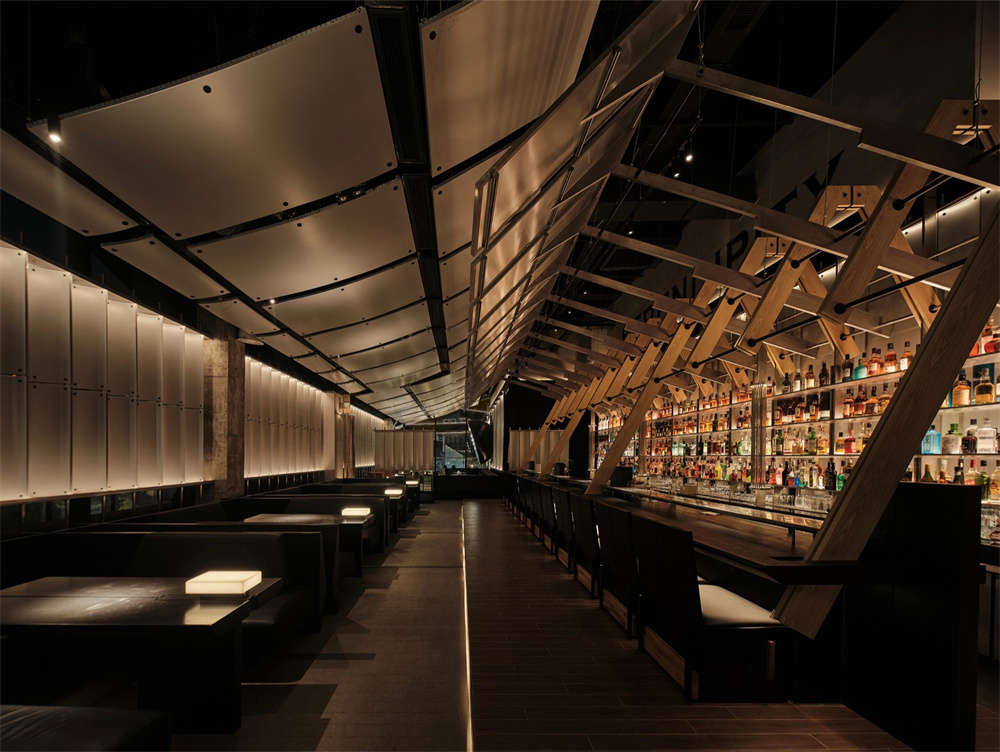 酒饕隱?日式燒鳥酒吧復(fù)合餐廳裝修設(shè)計(jì)案例(圖2) 酒饕隱?日式燒鳥酒吧復(fù)合餐廳裝修設(shè)計(jì)案例(圖2)