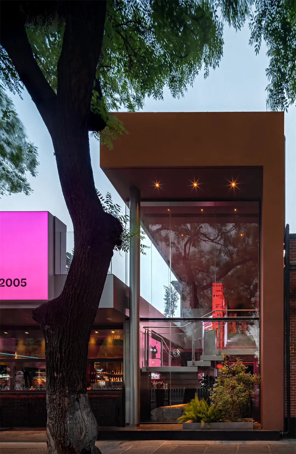 吸引年輕人的獨(dú)一味烤魚餐廳裝修設(shè)計(jì)案例(圖2) 吸引年輕人的獨(dú)一味烤魚餐廳裝修設(shè)計(jì)案例(圖2)