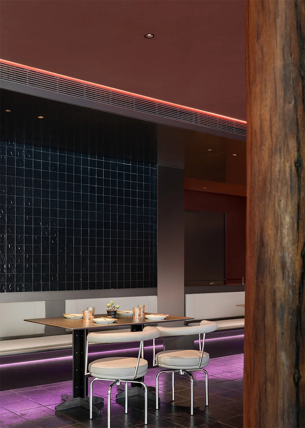 吸引年輕人的獨(dú)一味烤魚餐廳裝修設(shè)計(jì)案例(圖4) 吸引年輕人的獨(dú)一味烤魚餐廳裝修設(shè)計(jì)案例(圖4)