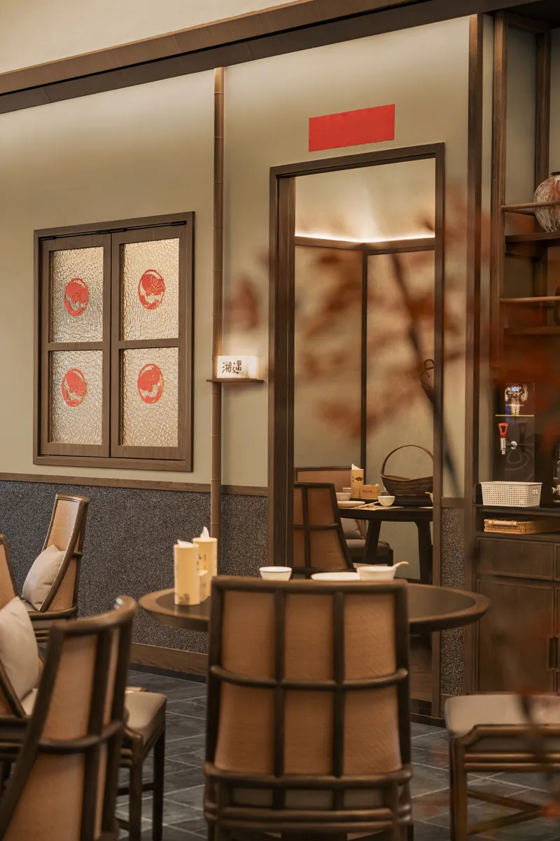 山野特色 朝溪湘伴·魚湯泡飯湘菜餐廳裝修設(shè)計(圖7) 山野特色 朝溪湘伴·魚湯泡飯湘菜餐廳裝修設(shè)計(圖7)