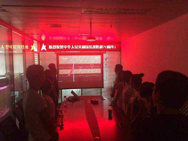 金博大全體員工一起觀看“閱兵式”(圖2) 金博大全體員工一起觀看“閱兵式”(圖2)