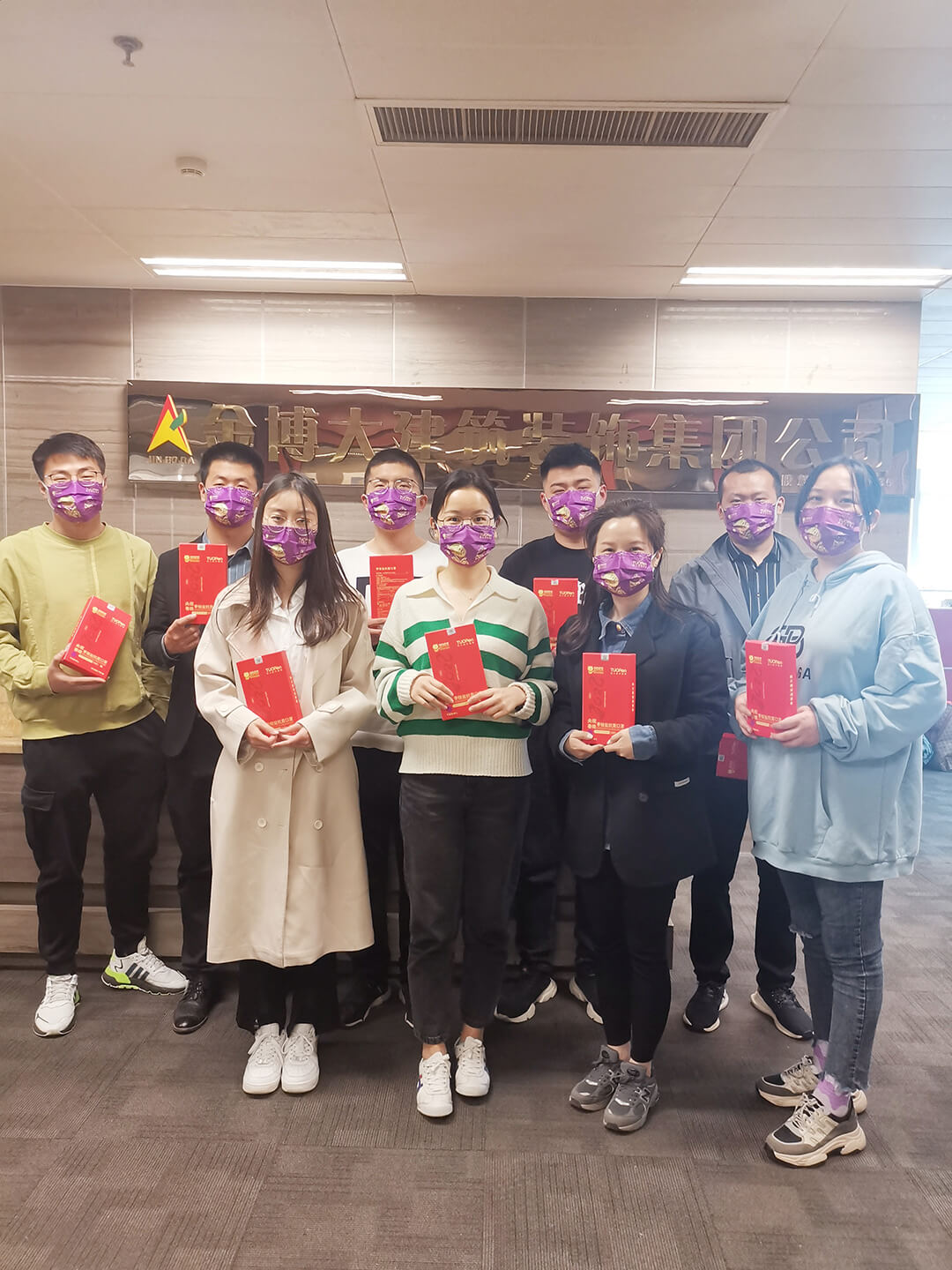 金博大建筑裝飾集團(tuán)三八婦女節(jié)送口罩送健康(圖1) 部分員工合影1080.jpg